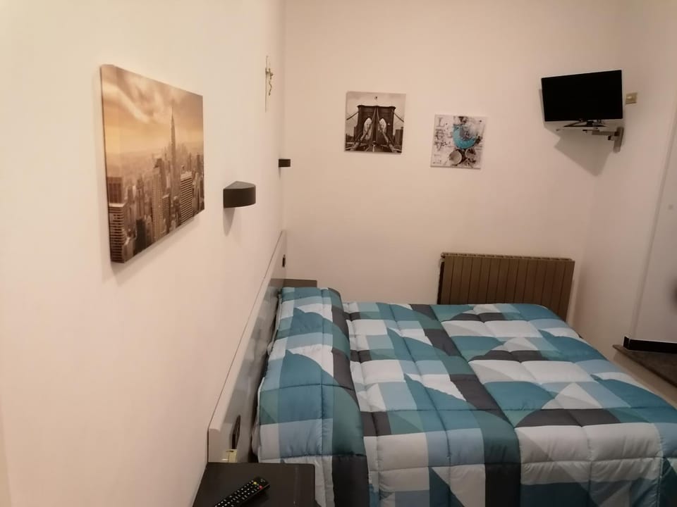 TV and multimedia, Photo of the whole room, Bedroom