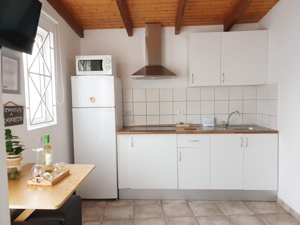 Kitchen or kitchenette, minibar