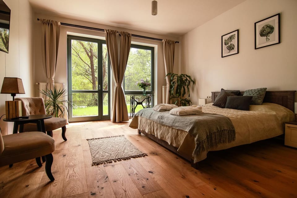 Photo of the whole room, Garden view
