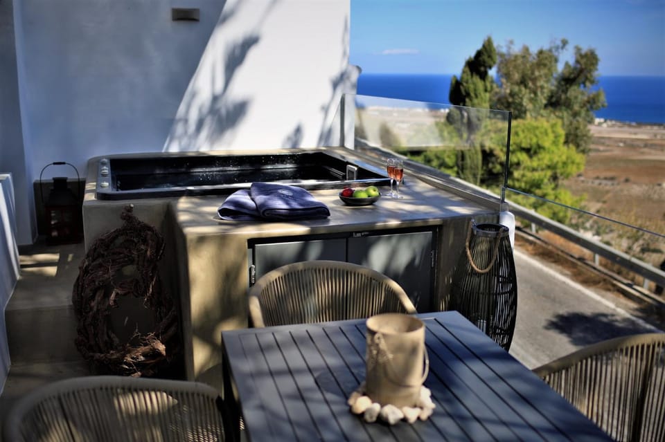 Patio, Facade/entrance, Neighbourhood, Hot Tub, Balcony/Terrace