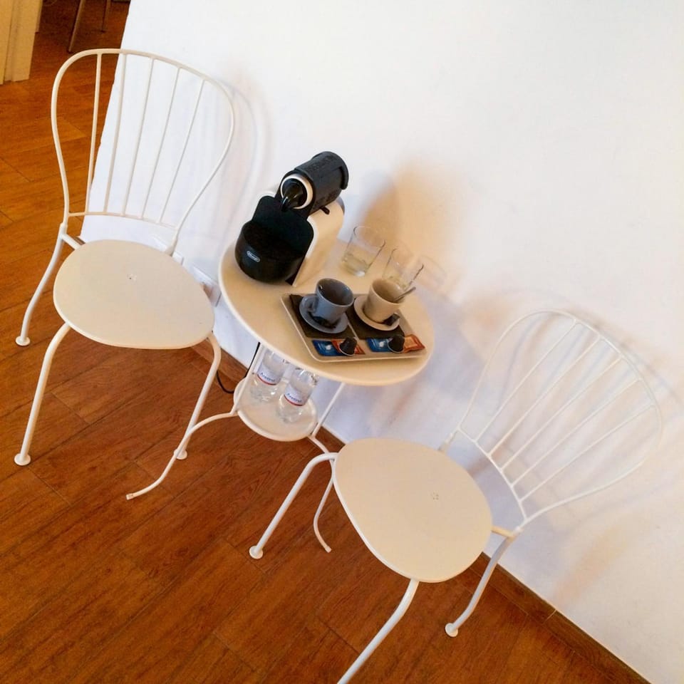 Coffee/tea facilities, Food and drinks, Dining area