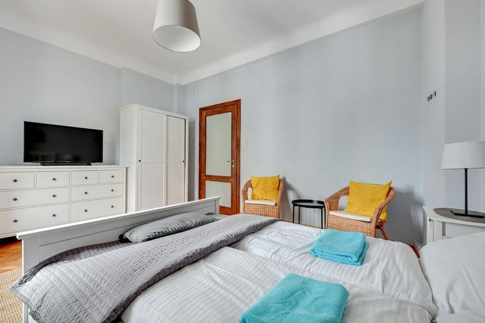 Bed, TV and multimedia, Photo of the whole room, Bedroom