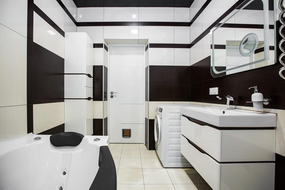 Hot Tub, Bathroom
