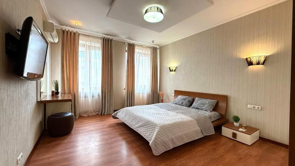 Bed, TV and multimedia, Photo of the whole room, Bedroom