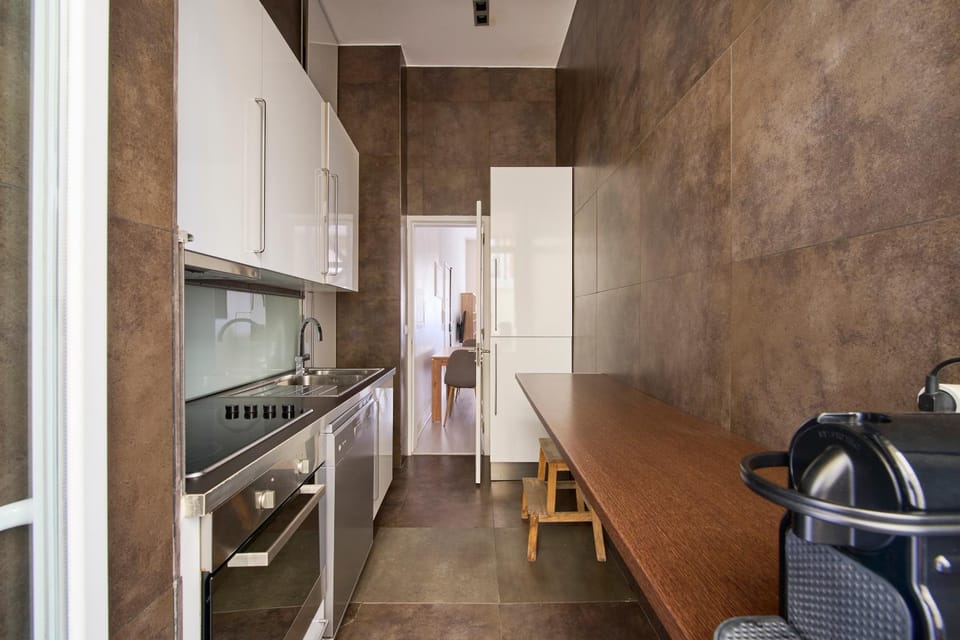 Coffee/tea facilities, Kitchen or kitchenette, Decorative detail, Dining area, internet, oven, stove, washing machine, kitchen