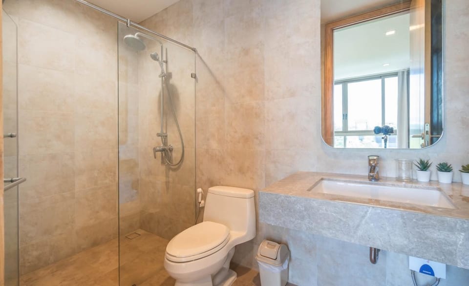 Shower, Toilet, Bathroom, Bath, bidet, towels