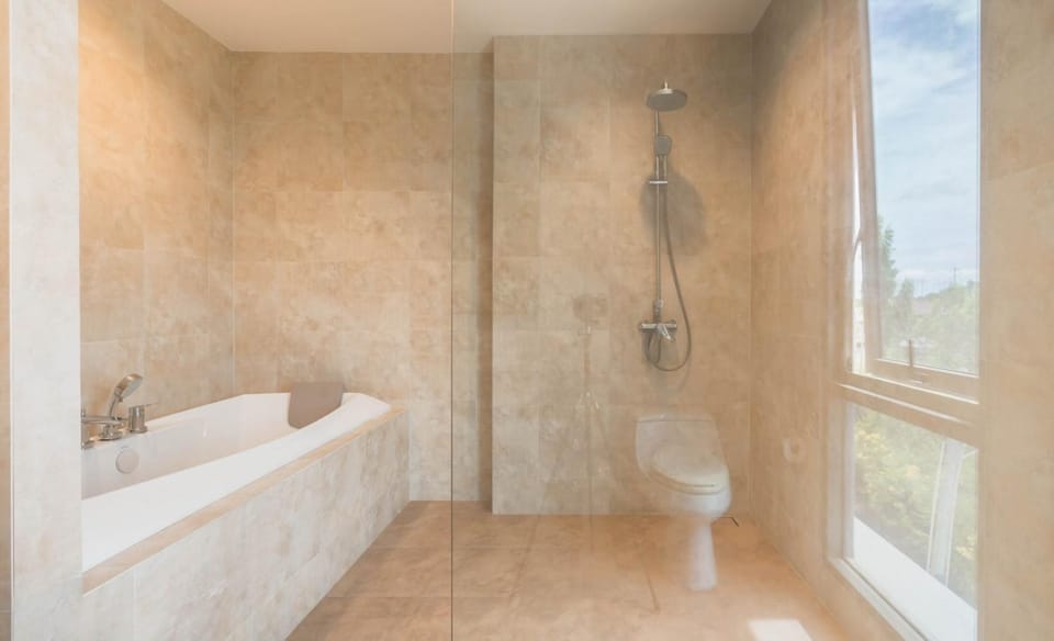 Shower, Hot Tub, Hot Tub, Bathroom, Bath