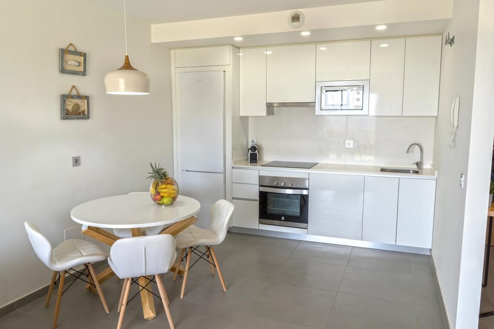 Kitchen or kitchenette, Dining area