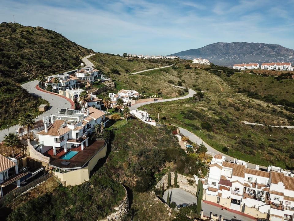 Property building, Neighbourhood, Natural landscape, Bird's eye view, Mountain view