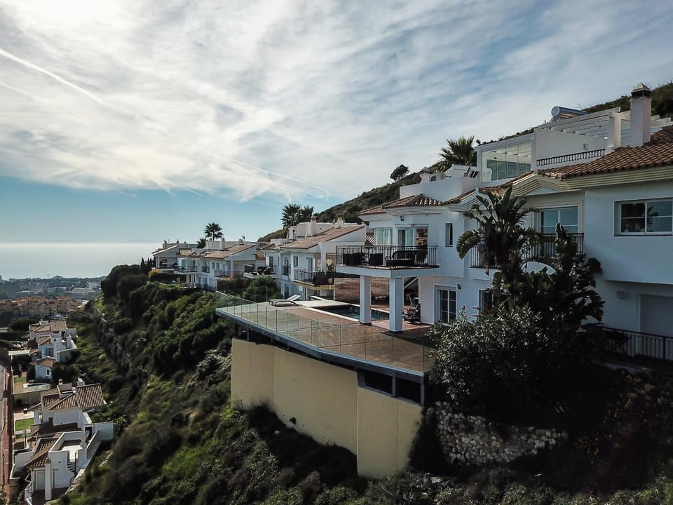 Property building, Neighbourhood