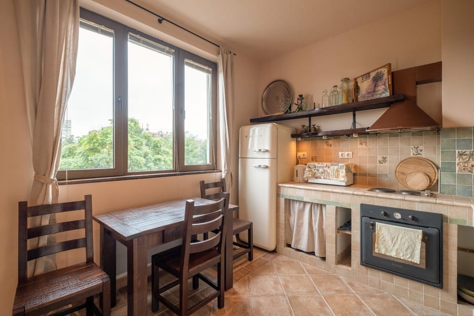 Kitchen or kitchenette, Dining area
