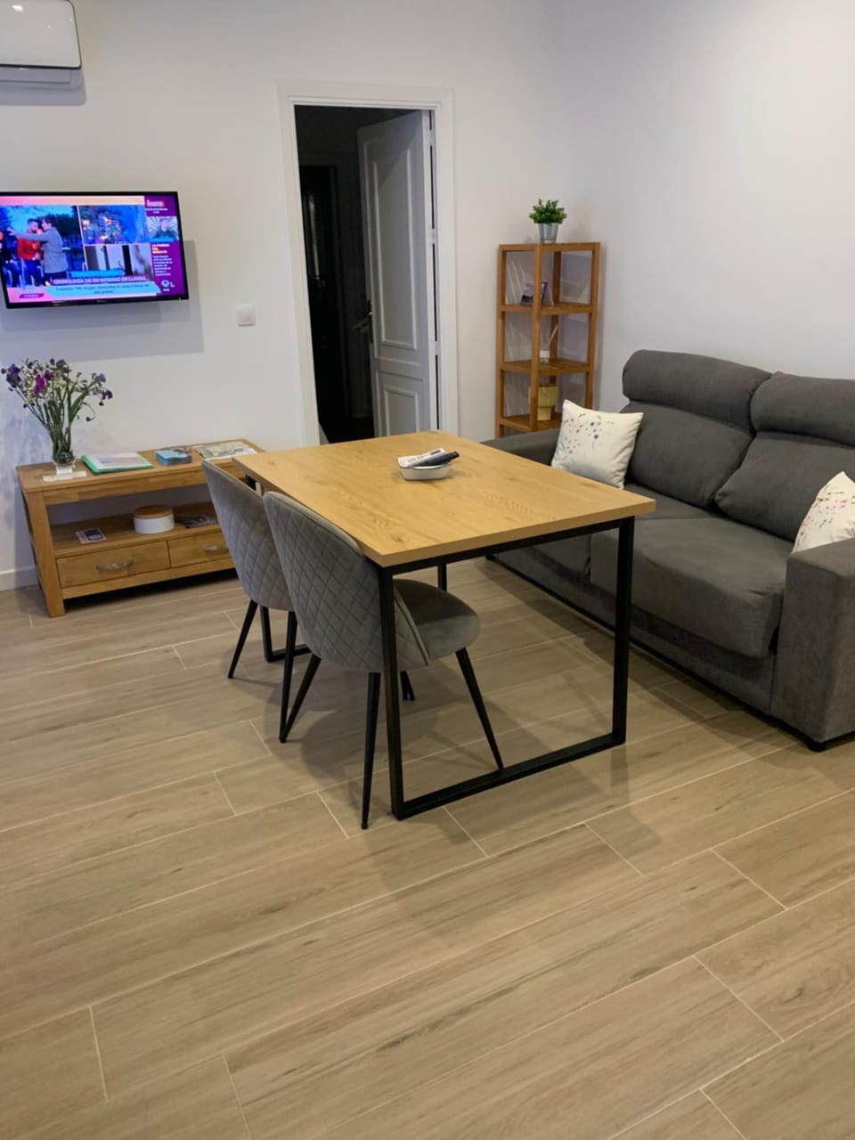 TV and multimedia, Living room, Seating area, Dining area