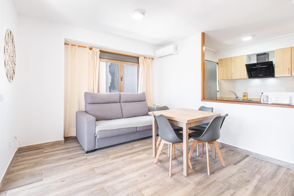 Kitchen or kitchenette, Living room, Dining area, minibar, air conditioner