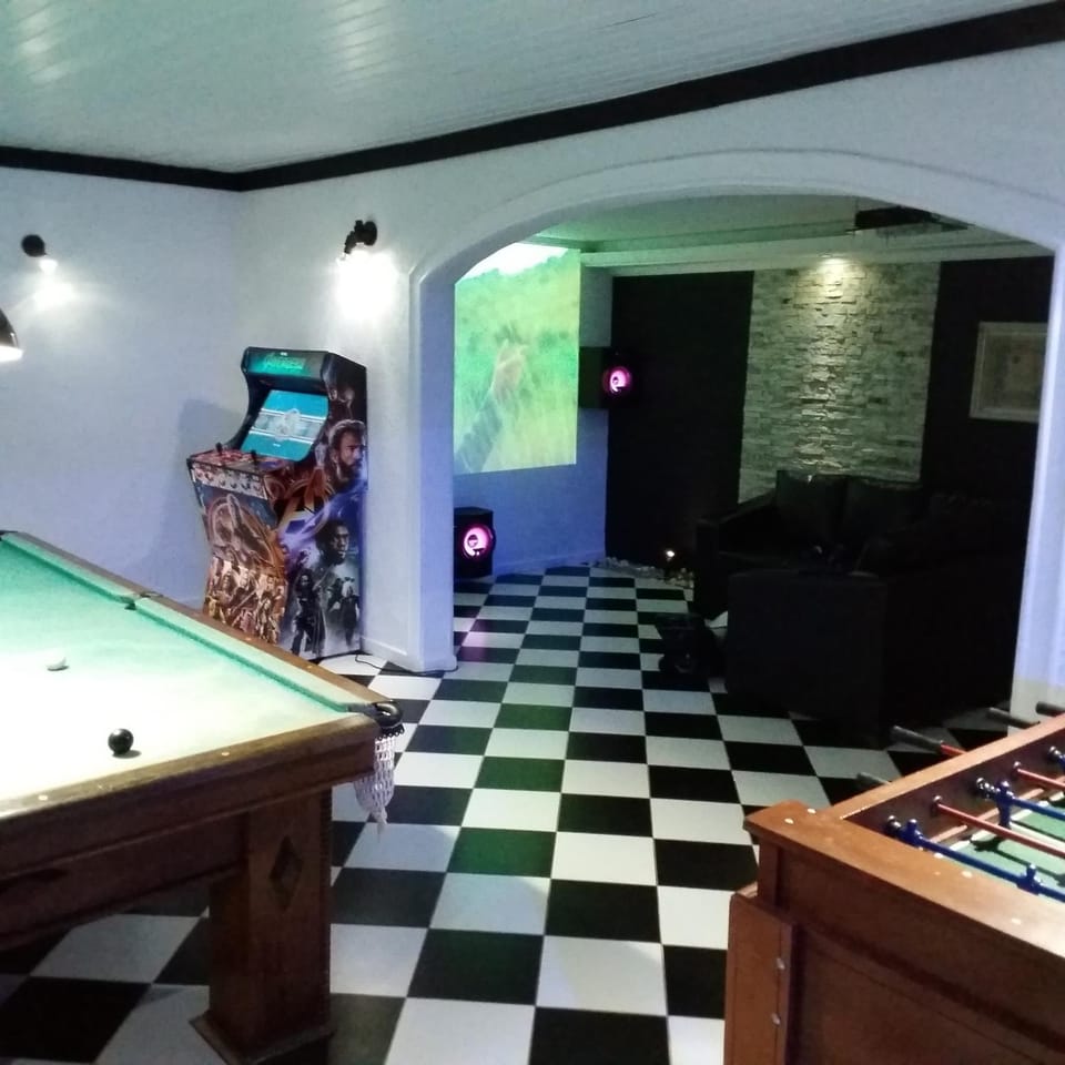 Billiard, Game Room