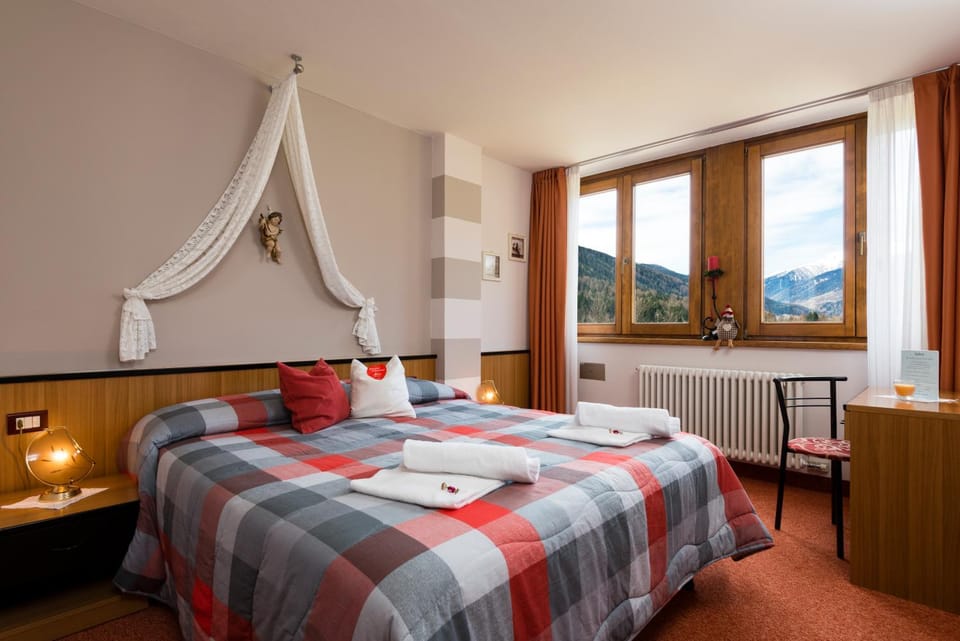 Photo of the whole room, Decorative detail, towels