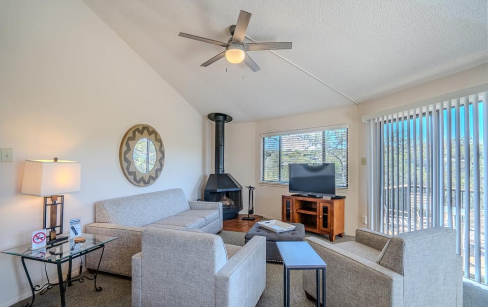 Lakefront Bungalow with Community PoolHot Tub #3 House in Point Venture