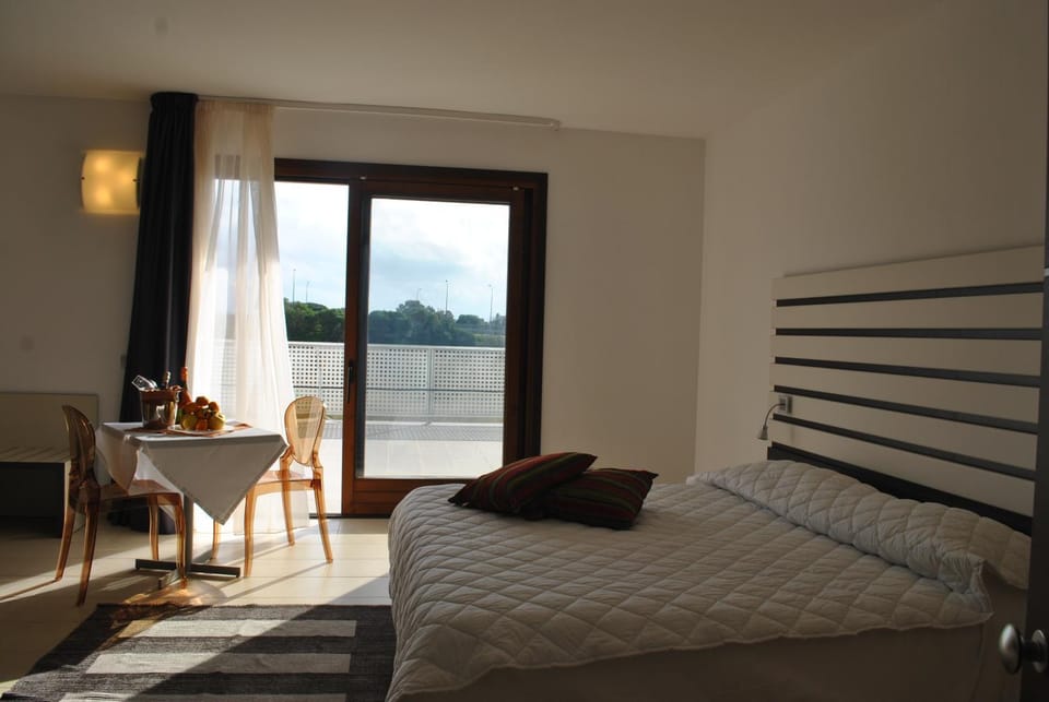 Day, Photo of the whole room, River view
