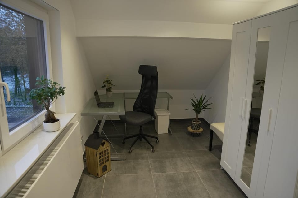 Photo of the whole room, Seating area