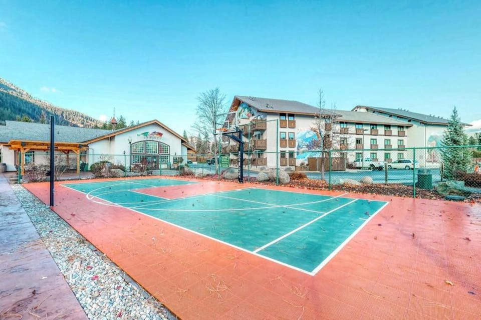Icicle Village Resort 402: Juniper Studio Apartment in Leavenworth
