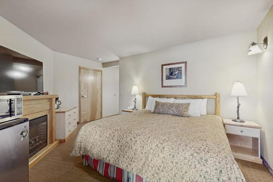 Icicle Village Resort 402: Juniper Studio Apartment in Leavenworth