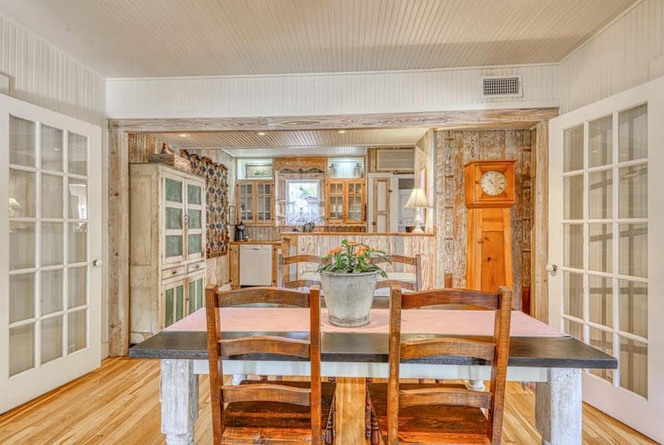 Seating area, Dining area