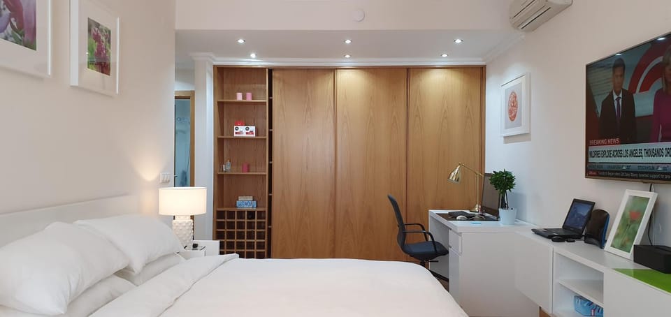 Photo of the whole room, Business facilities