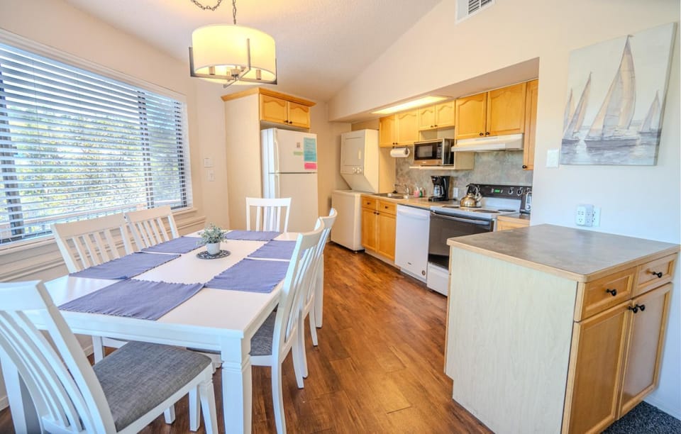 Lakefront Bungalow with Community PoolHot Tub #4 House in Point Venture