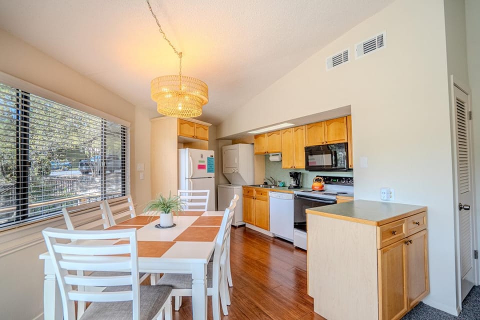 Lakefront Bungalow with Community PoolHot Tub #5 House in Point Venture