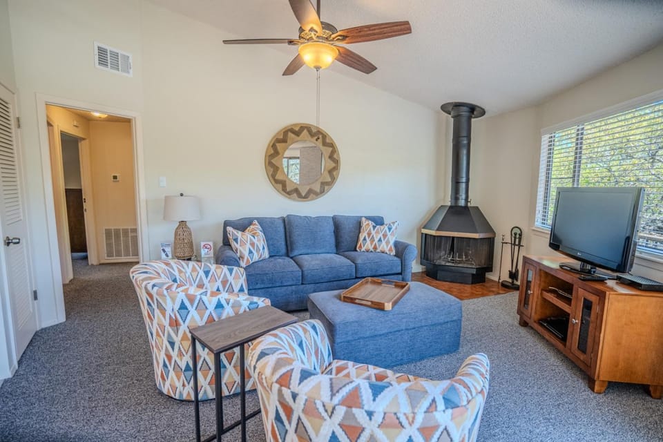 Lakefront Bungalow - Community PoolHot Tub #6 House in Point Venture