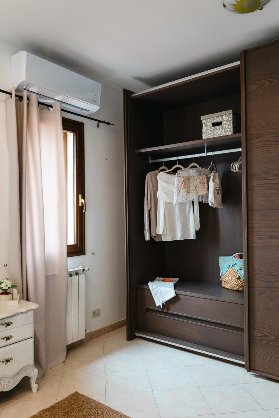 wardrobe, air conditioner, air conditioner