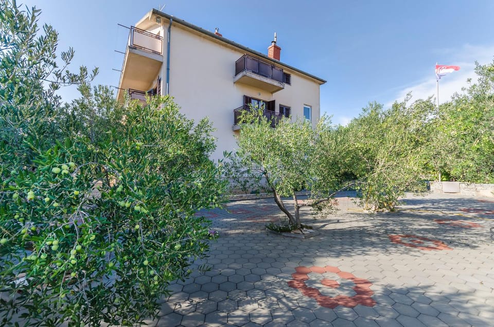 Property building, Patio, Facade/entrance