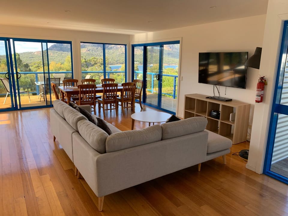 Living room, Seating area, Dining area, Mountain view