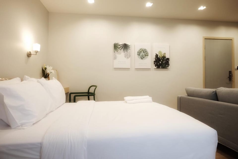 Bed, Seating area, Bedroom