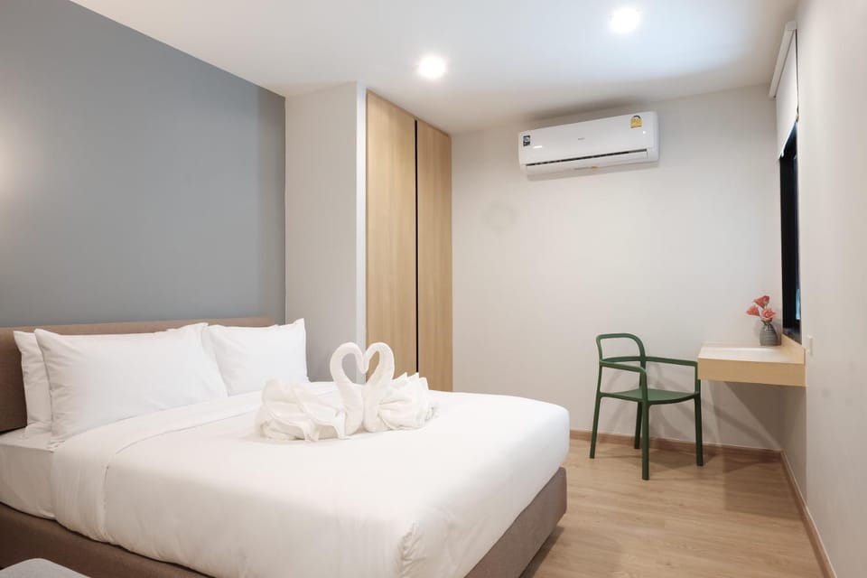 Bed, Bedroom, towels, air conditioner