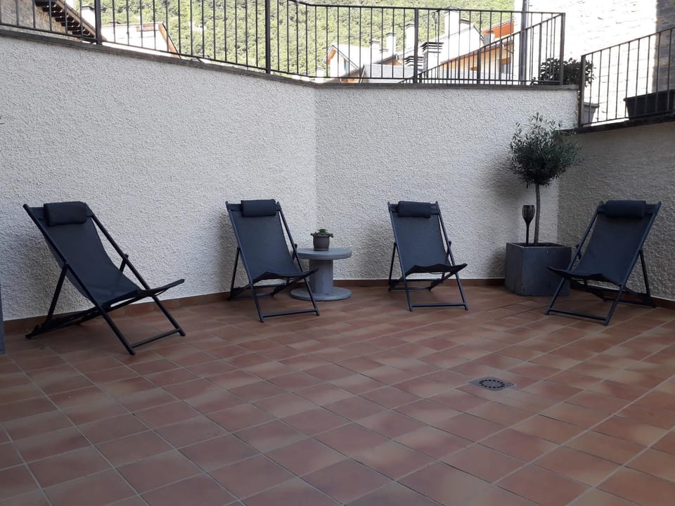 Property building, Balcony/Terrace, sunbed