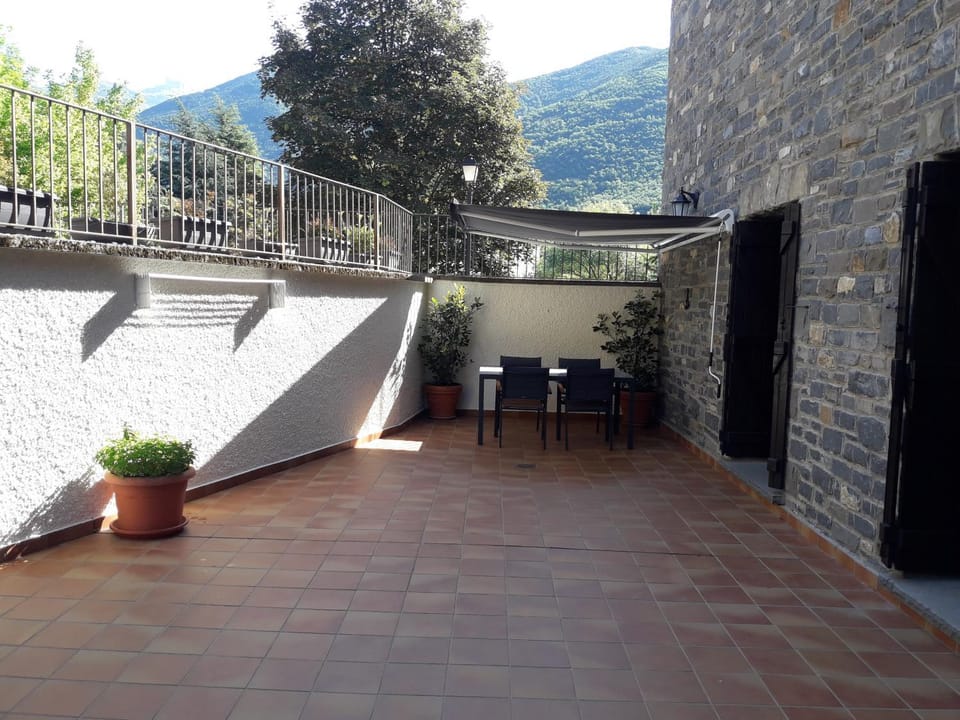 Property building, Dining area, Mountain view, hair dresser