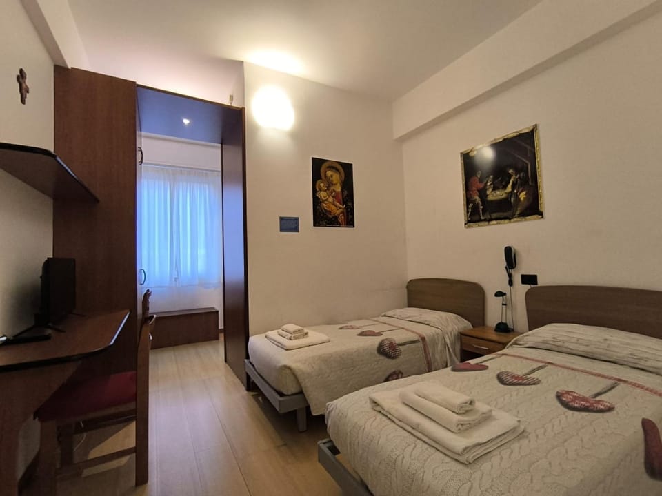 Bed, Photo of the whole room, towels