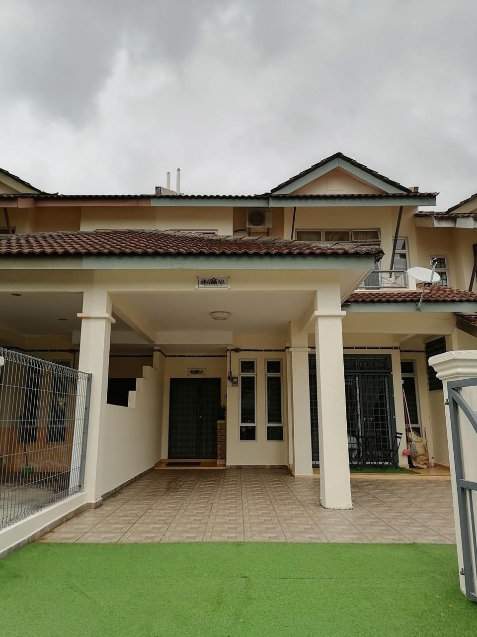 Property building, Facade/entrance, Day, View (from property/room), Balcony/Terrace, Street view, Quiet street view, Parking