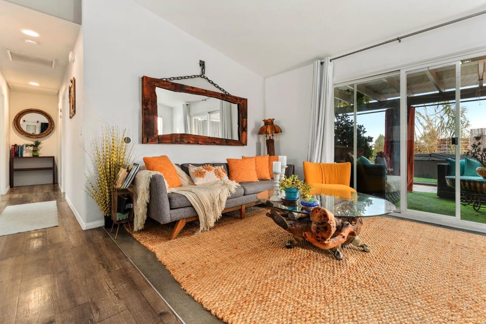 Property building, Patio, Communal lounge/ TV room, Bird's eye view, Garden, Hot Tub, View (from property/room), Balcony/Terrace, Balcony/Terrace, Living room, Lobby or reception, Seating area, Evening entertainment, On site, Mountain view, Pool view, Area and facilities, Entertainment, Seasons, Time of day, Sunrise, Sunset