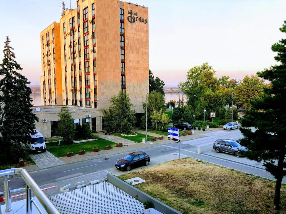 Nearby landmark, Street view