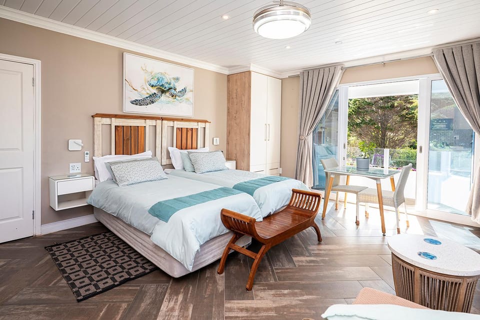 Bed, Seating area, Bedroom
