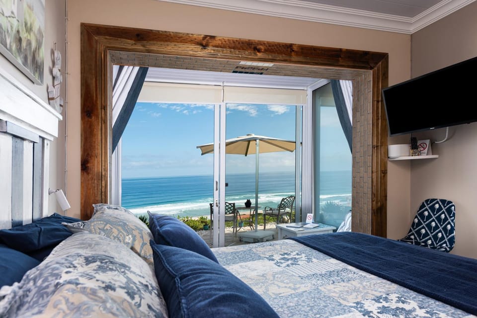 Bed, TV and multimedia, Seating area, Bedroom, Sea view