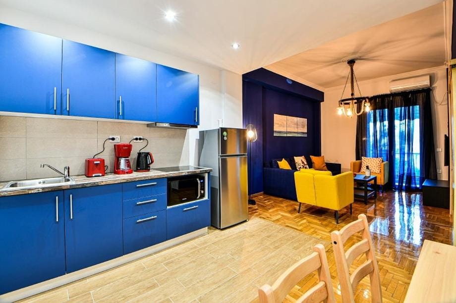 Coffee/tea facilities, Kitchen or kitchenette, Living room, Seating area, minibar, oven, stove, toaster