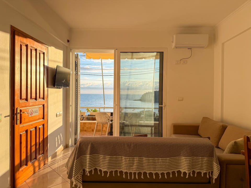 Communal lounge/ TV room, Balcony/Terrace, Living room, Seating area, Sea view