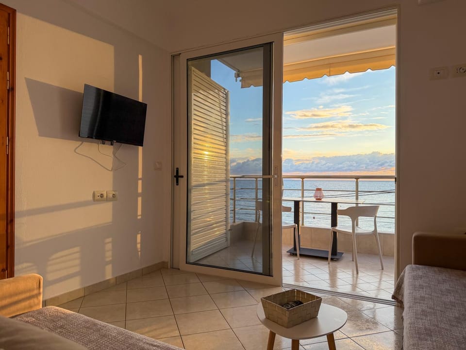 Communal lounge/ TV room, Sea view