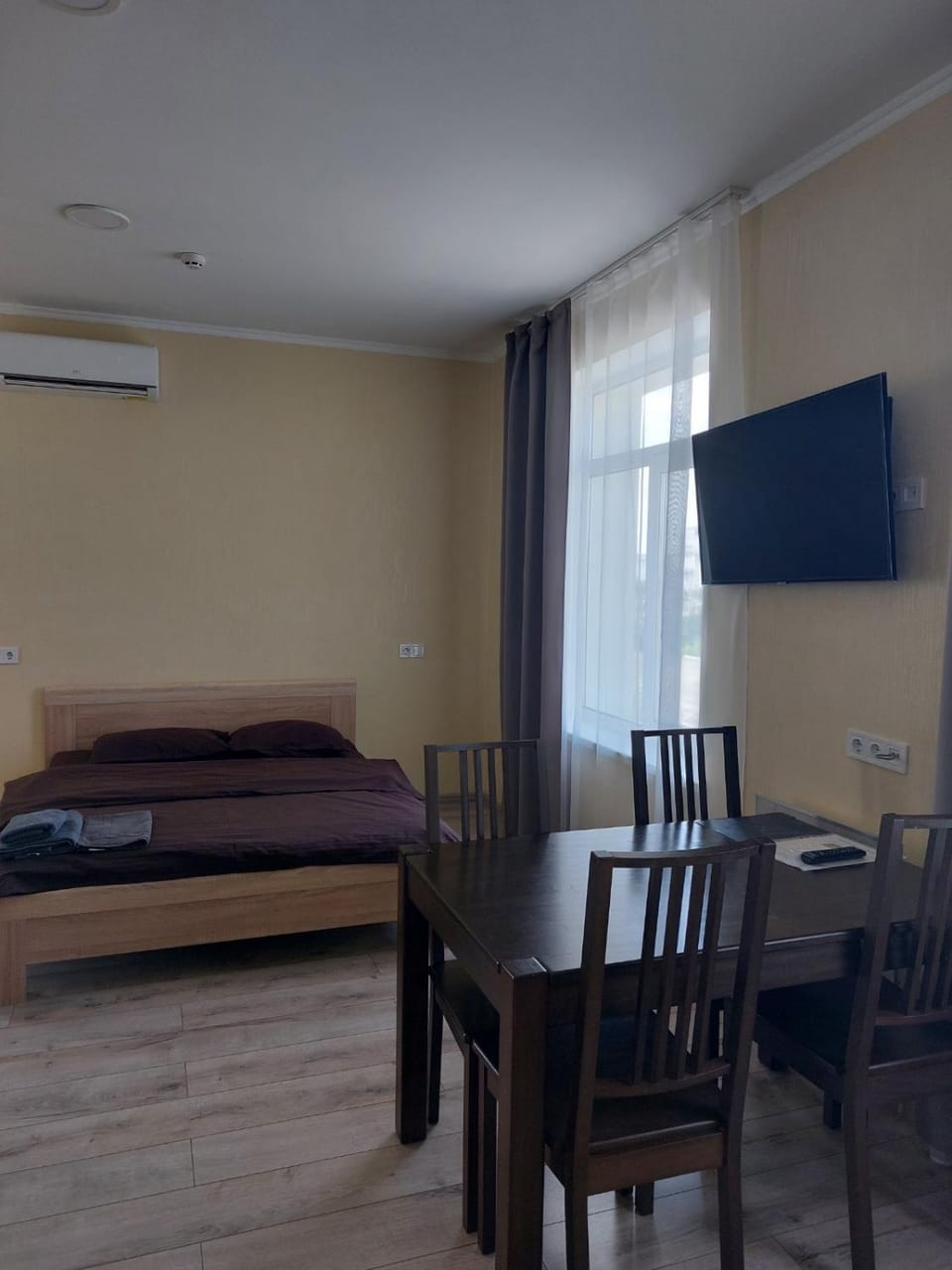 Bed, TV and multimedia, air conditioner