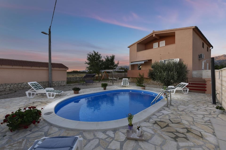 Swimming pool, Swimming pool