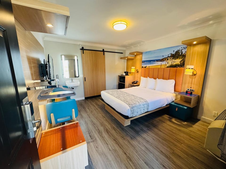 Bed, TV and multimedia, Kitchen or kitchenette, Photo of the whole room, Bedroom, hair dresser, towels, wardrobe