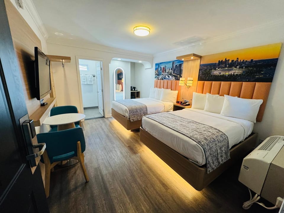 Bed, TV and multimedia, Photo of the whole room, Bedroom, towels, wardrobe