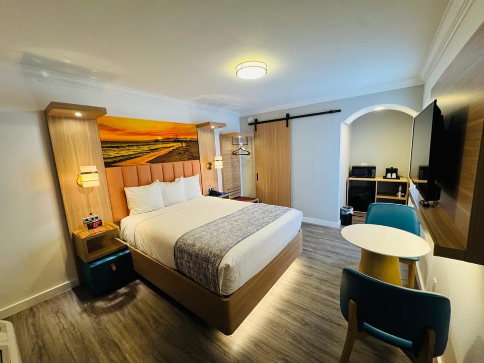 Communal lounge/ TV room, Bed, TV and multimedia, Kitchen or kitchenette, Photo of the whole room, Seating area, Evening entertainment, Bedroom, wardrobe